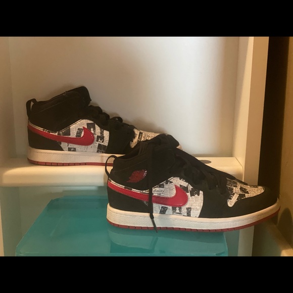 9/10 condition Jordan 1s mid newspaper - Picture 5 of 5